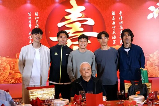 采用门槛更低的时间免费、道具收费运营模式。相关图片